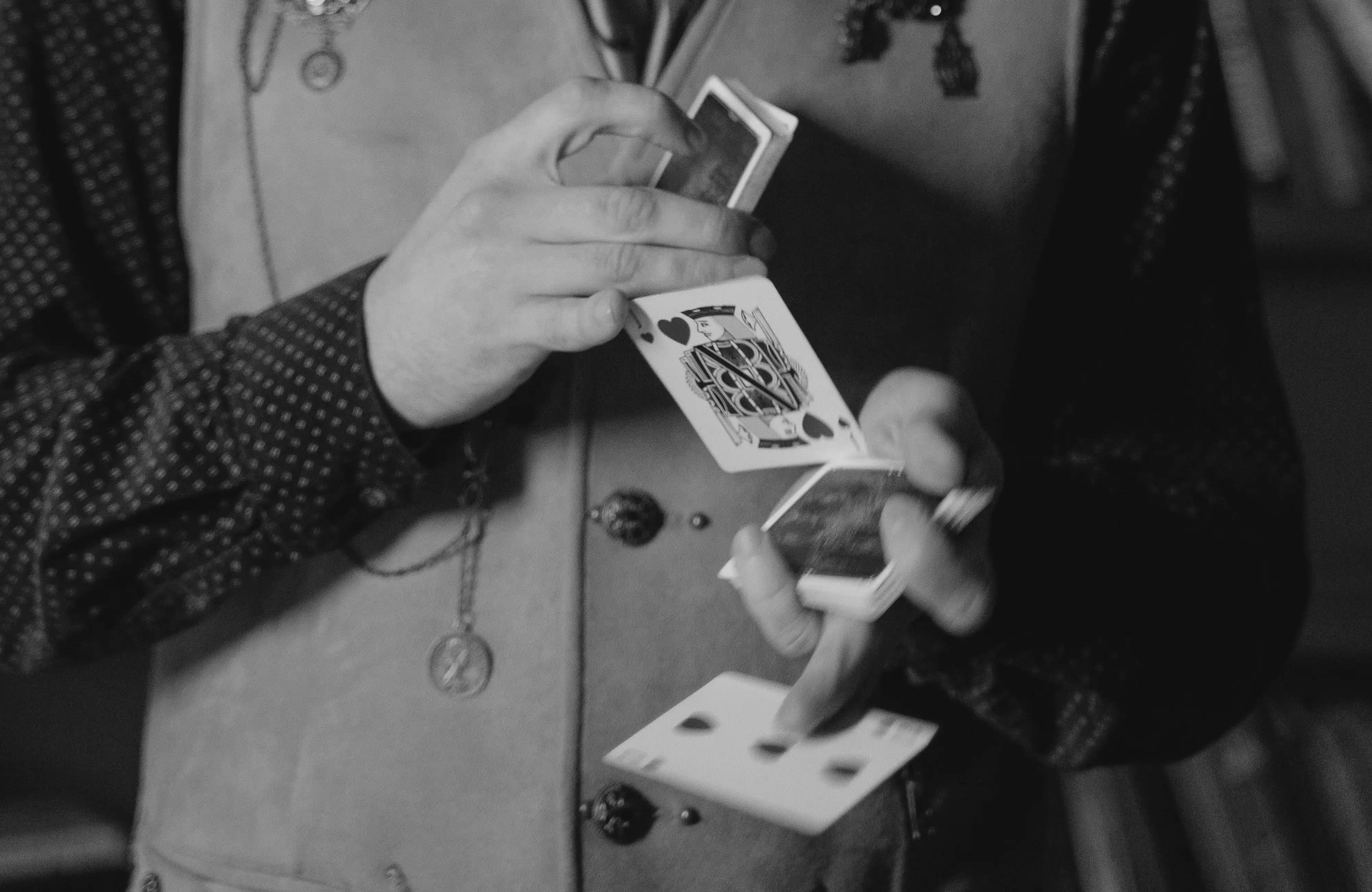 image proche sur les mains d'un magicien en train de manipuler rapidement des cartes.