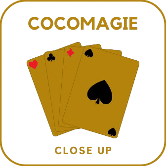 logo Cocomagie, représentant les 4 as d'un jeu de carte en éventail, avec une inscription cocomagie au dessus des cartes et une inscription close up en dessous des cartes 